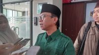 Gus Samsul Munir Ketua LPBH PC NU Kabupaten Kediri sampaikan surat ke Bupati Kediri terkait penolakan penerapan lima hari masuk sekolah di Kabupaten Kediri (foto: bakti wiijayanto)