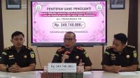 IMG_20260623_153925 Kejari Ponorogo saat menunjukkan uang pengganti kerugian negara.