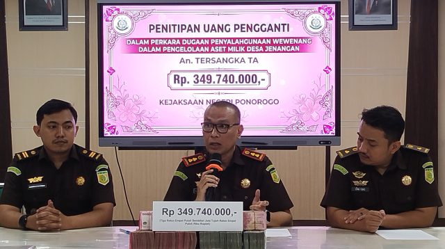 Kejari Ponorogo saat menunjukkan uang pengganti kerugian negara.