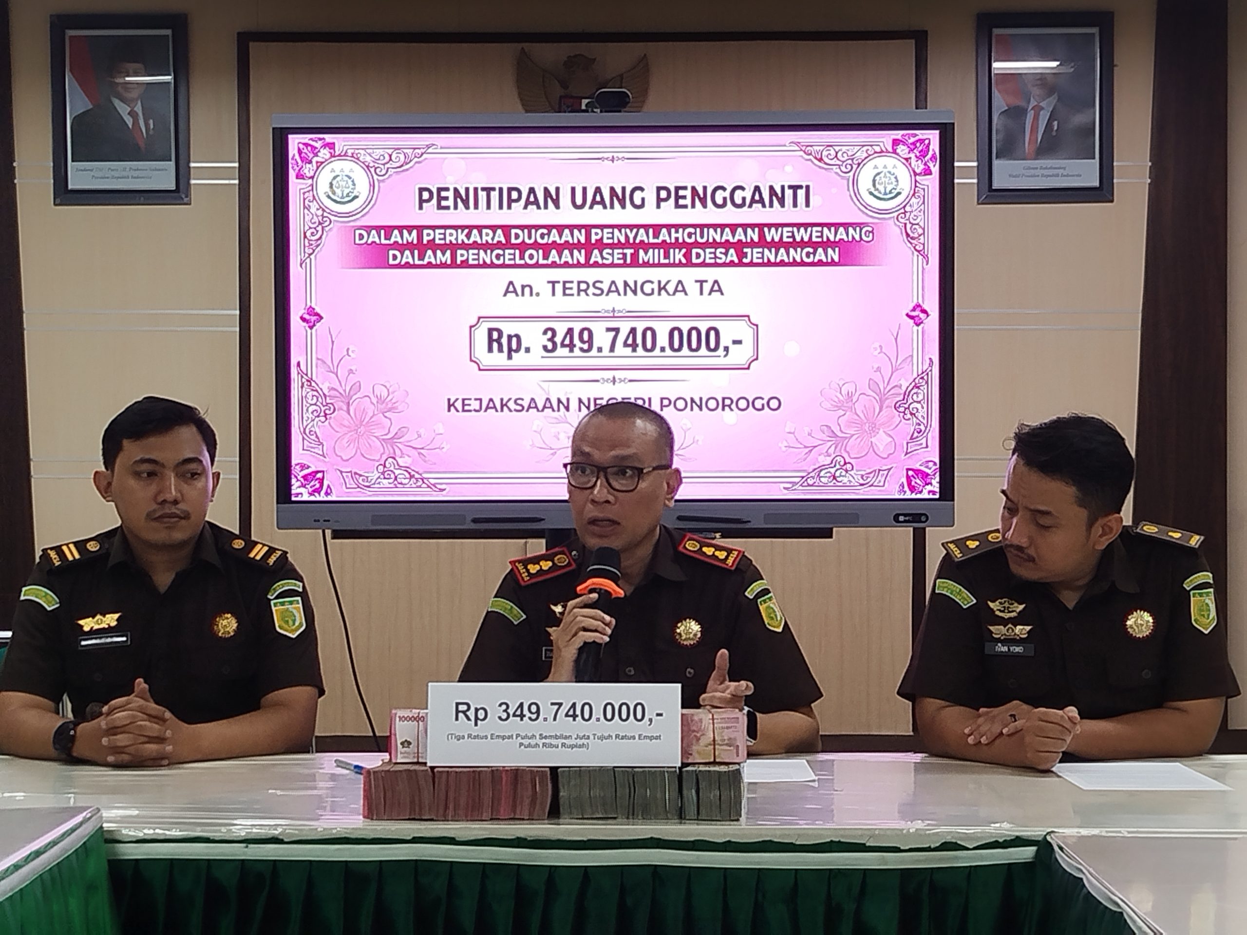 Kejari Ponorogo saat menunjukkan uang pengganti kerugian negara.