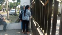Mobil mobil berjajar di rumah terduga pelaku penipuan di Dusun Kartosari Kandat Kamis siang.