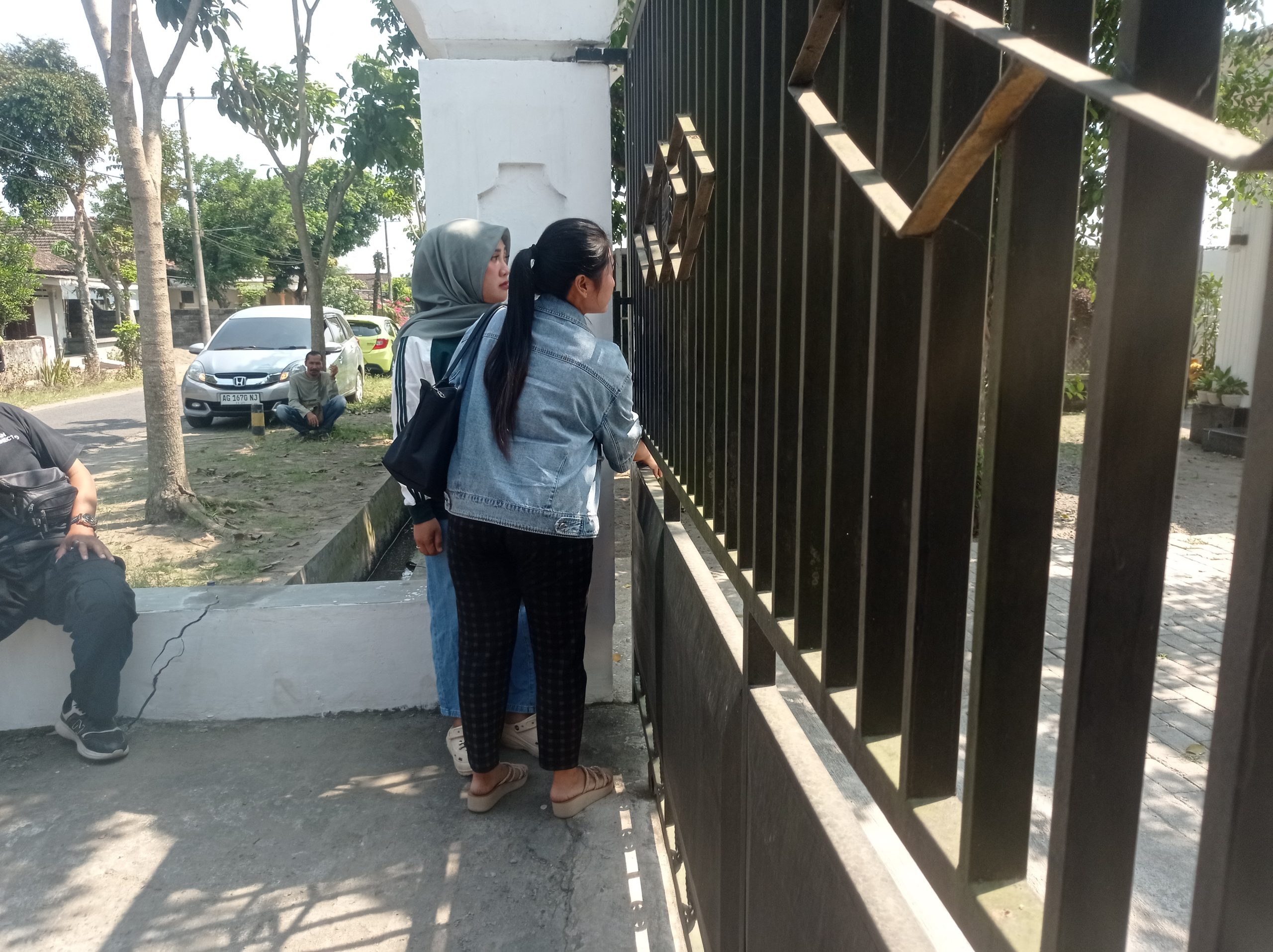 Mobil mobil berjajar di rumah terduga pelaku penipuan di Dusun Kartosari Kandat Kamis siang.