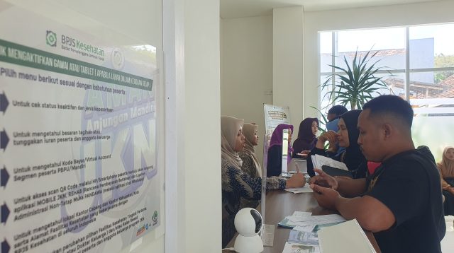 Masyarakat di Tulungagung saat mengurus kepesertaan BPJS Kesehatan di Kantor BPJS Kesehatan Cabang Tulungagung.