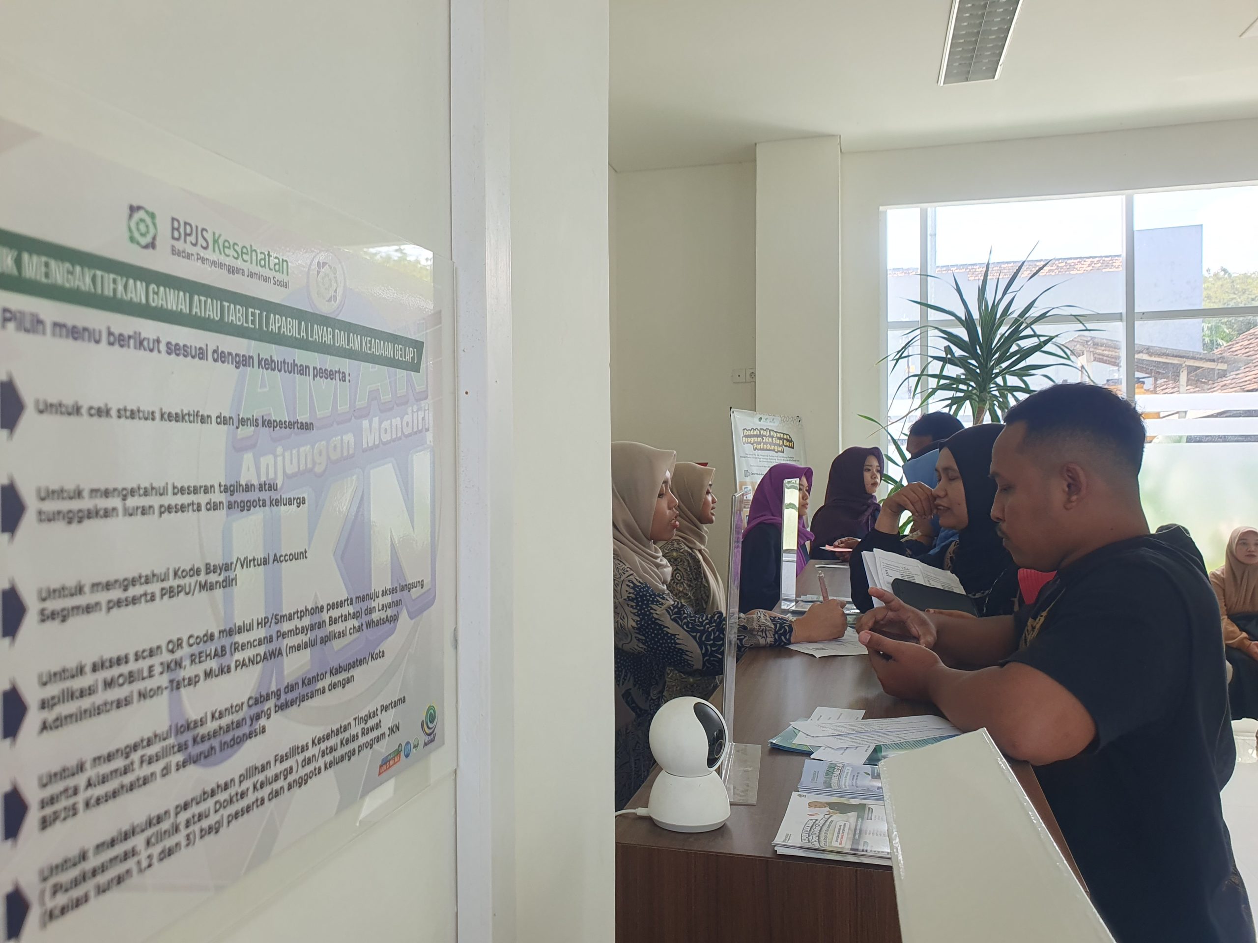 Masyarakat di Tulungagung saat mengurus kepesertaan BPJS Kesehatan di Kantor BPJS Kesehatan Cabang Tulungagung.