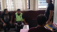 Petugas kepolisian saat melakukan introgasi terhadap Agus Susanto di Lapas Tulungagung .