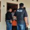 Petugas saat melakukan evakuasi terhadap jenazah S (25) yang ditemukan meninggal dunia di kamar kosnya.