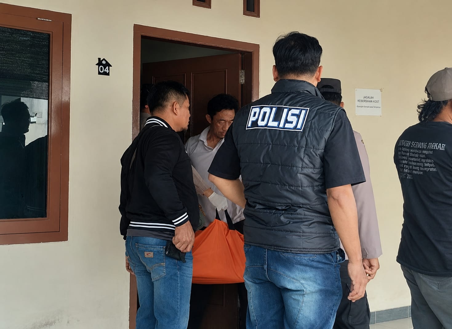 Petugas saat melakukan evakuasi terhadap jenazah S (25) yang ditemukan meninggal dunia di kamar kosnya.