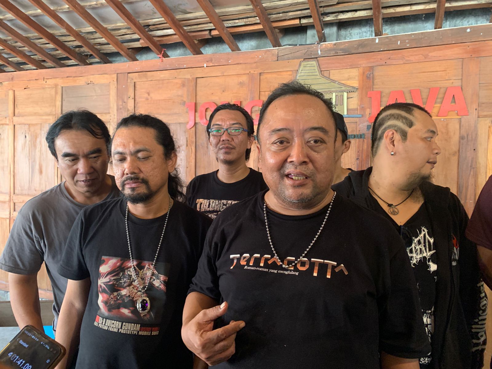 Personil band Power Metal akan hadir pada festival musik cadas dengan tajuk Tulungagung Distorsi yang digelar di Gor Lembupeteng besok.
