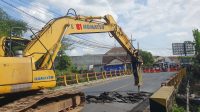 Proses perbaikan Jembatan Gondang yang dimulai dari tahap pembongkaran struktur jembatan.