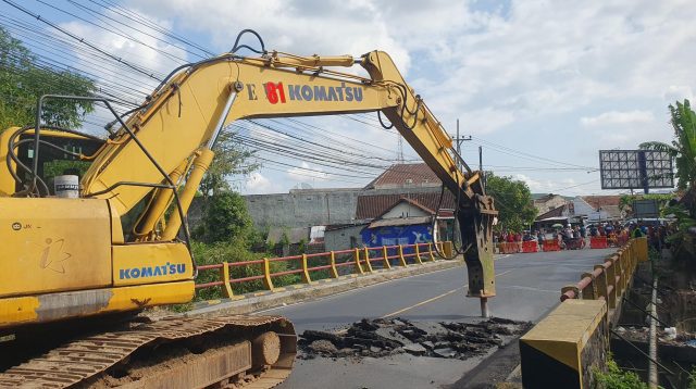 Proses perbaikan Jembatan Gondang yang dimulai dari tahap pembongkaran struktur jembatan.