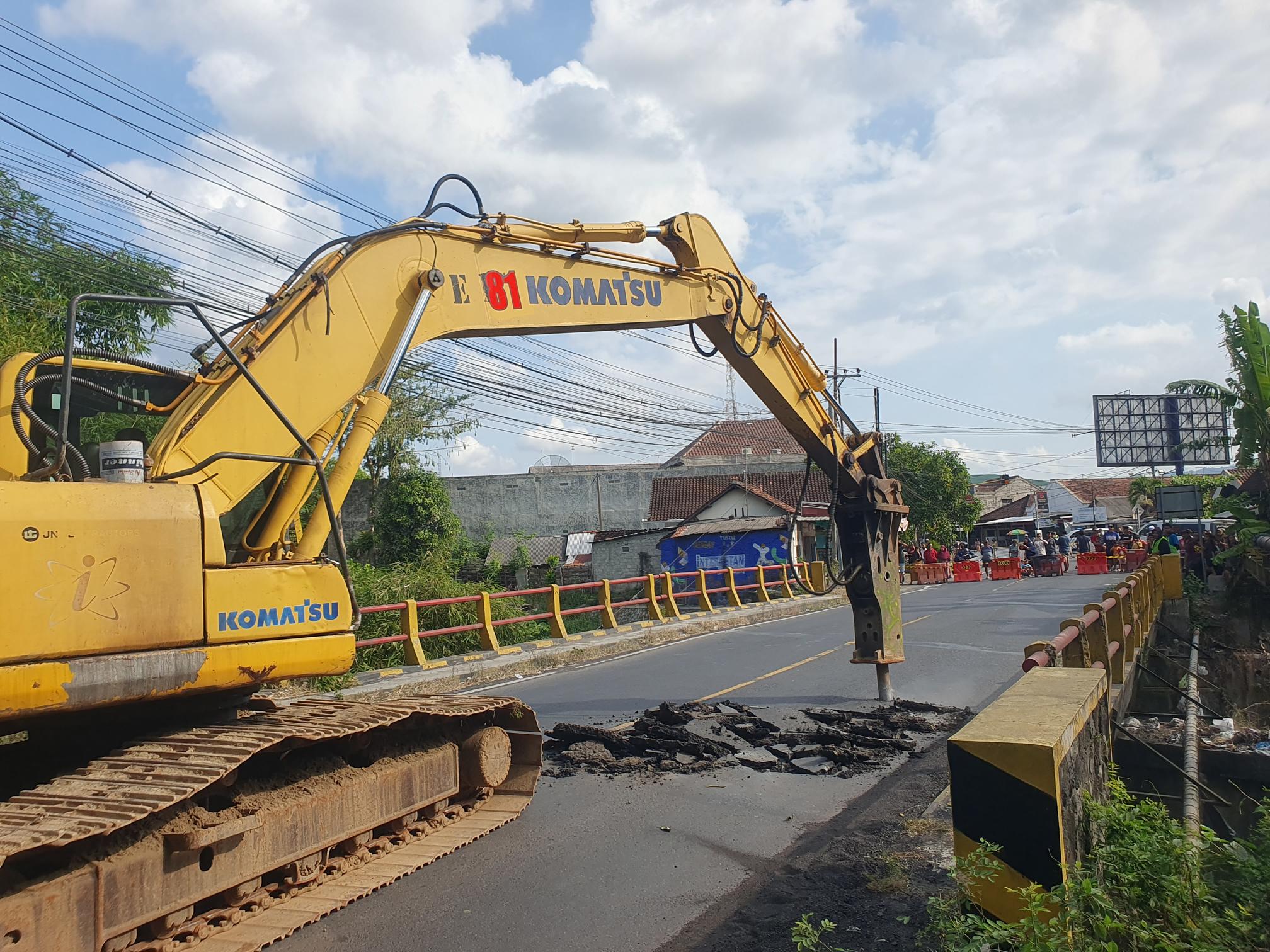 Proses perbaikan Jembatan Gondang yang dimulai dari tahap pembongkaran struktur jembatan.