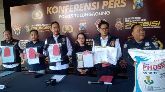 Petugas Satreskrim Polres Tulungagung saat merilis kasus penjualan pupuk ilegal bermerk Phoska di Tulungagung.