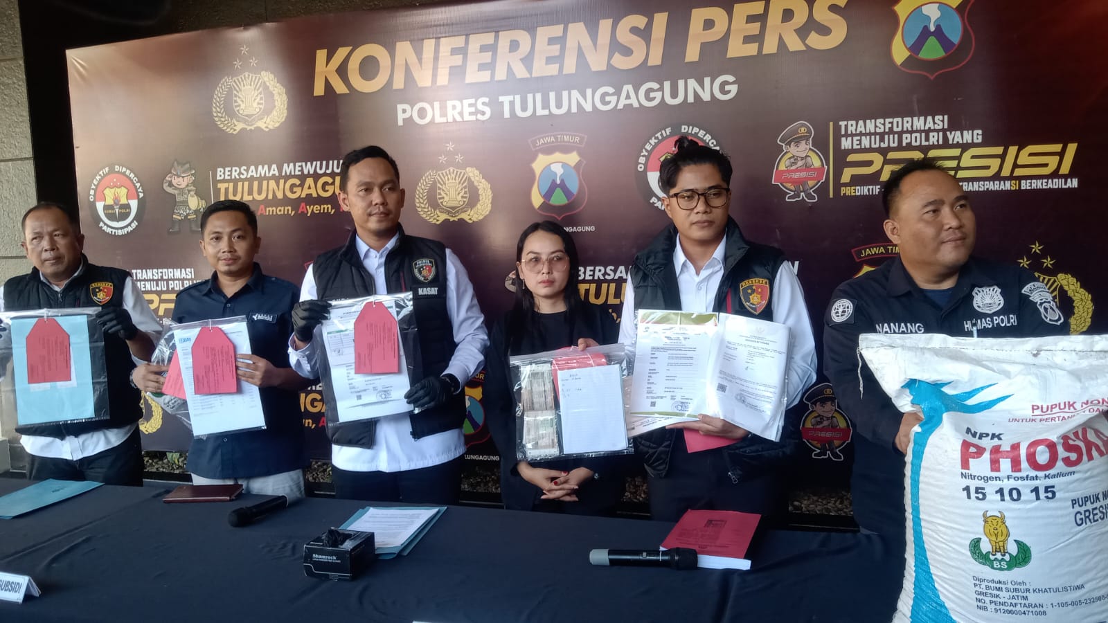 Petugas Satreskrim Polres Tulungagung saat merilis kasus penjualan pupuk ilegal bermerk Phoska di Tulungagung.