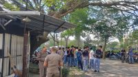 Petugas gabungan saat melakukan razia pelajar bolos sekolah di Kawasan Kuliner Pinka Tulungagung.