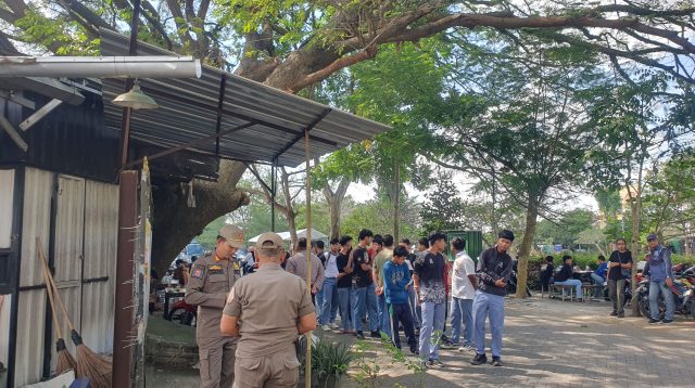 Petugas gabungan saat melakukan razia pelajar bolos sekolah di Kawasan Kuliner Pinka Tulungagung.