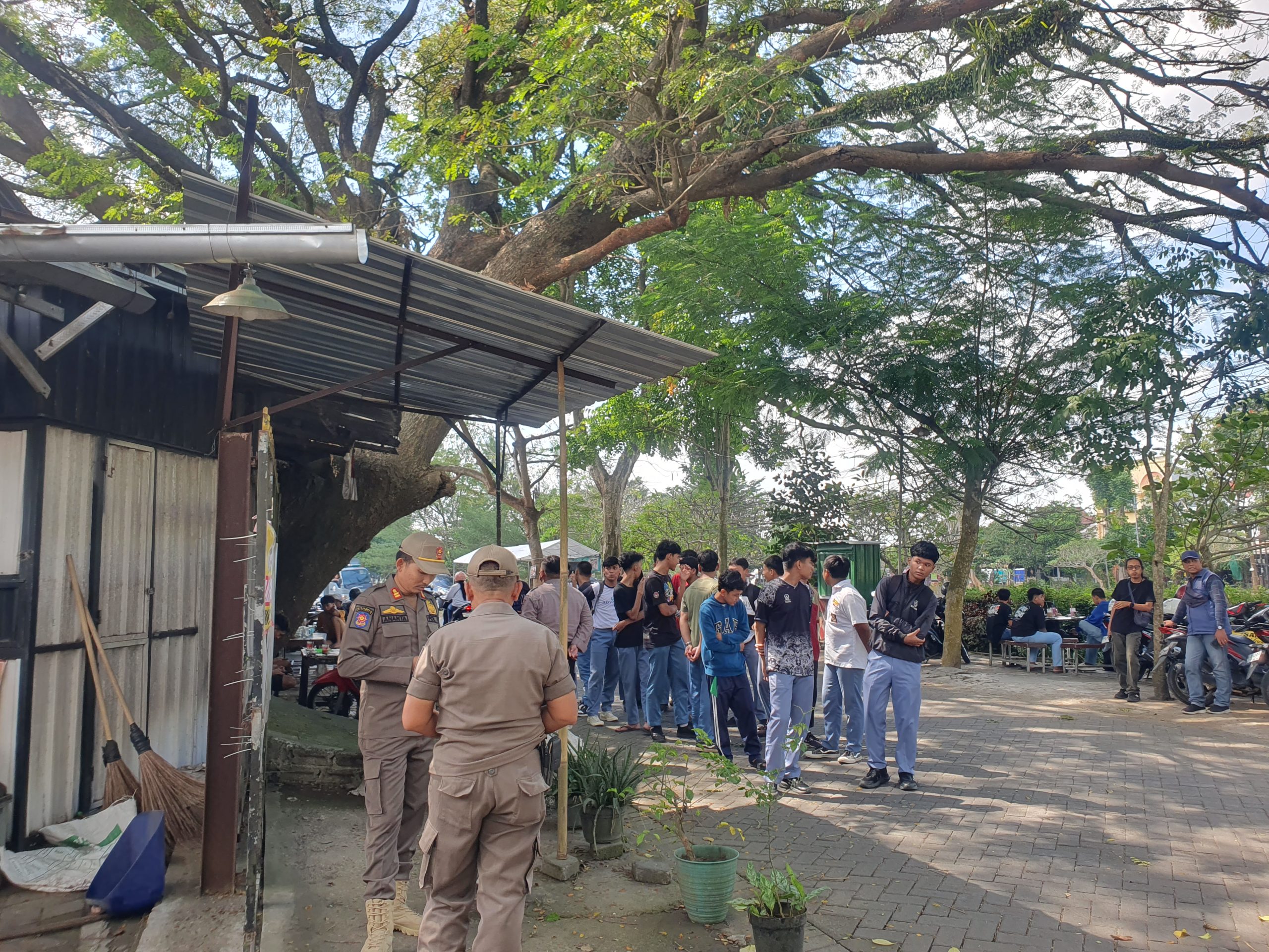Petugas gabungan saat melakukan razia pelajar bolos sekolah di Kawasan Kuliner Pinka Tulungagung.