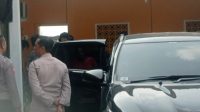 Petugas Polres Kediri mengamankan terduga pelaku ke Polres Kediri Kamis sore.