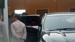 Petugas Polres Kediri mengamankan terduga pelaku ke Polres Kediri Kamis sore.
