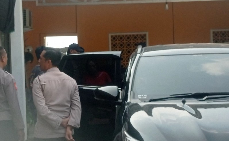 Petugas Polres Kediri mengamankan terduga pelaku ke Polres Kediri Kamis sore.
