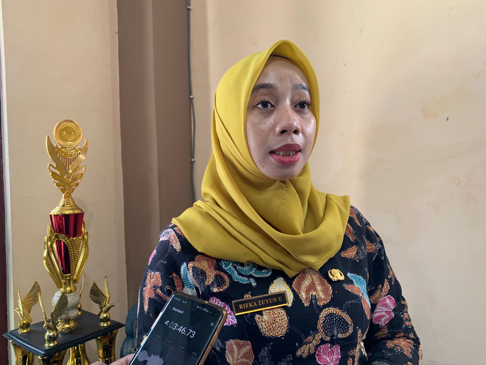 Kasi Kelembagaan Bidang SD, Dinas Pendidikan (Disdik) Tulungagung, Rifka Zuyun Umadah saat memberikan keterangan terkait Anak Tidak Sekolah.