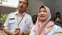 Kepala Dinas Sosial (Dinsos) Tulungagung, Reni Prasetiawati Ika Septiwulan (Kanan) saat memberikan keterangan terkait progres Sekolah Rakyat.