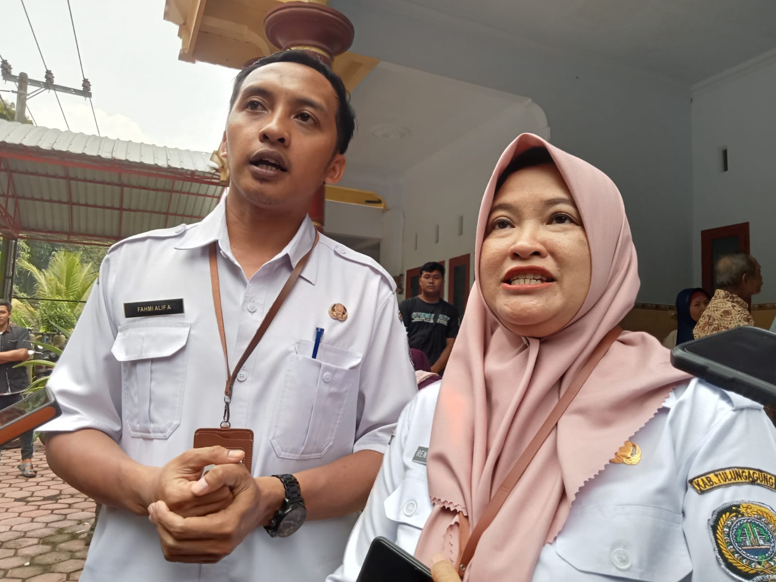 Kepala Dinas Sosial (Dinsos) Tulungagung, Reni Prasetiawati Ika Septiwulan (Kanan) saat memberikan keterangan terkait progres Sekolah Rakyat.