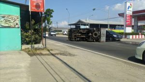Truk Mitsubishi nopol P 8202 GB yang terguling di depan SPBU Kalitelu masuk Desa Bendungan, Kecamatan Gondang, Tulungagung.