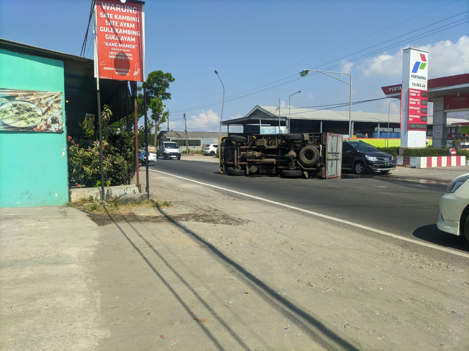 Truk Mitsubishi nopol P 8202 GB yang terguling di depan SPBU Kalitelu masuk Desa Bendungan, Kecamatan Gondang, Tulungagung.
