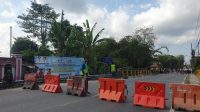 Penutupan Jembatan Gondang di jalan Nasional Tulungagung - Trenggalek yang mulai dilakukan pengerjaan pembongkaran jembatan.(foto:mochammad sholeh sirri)