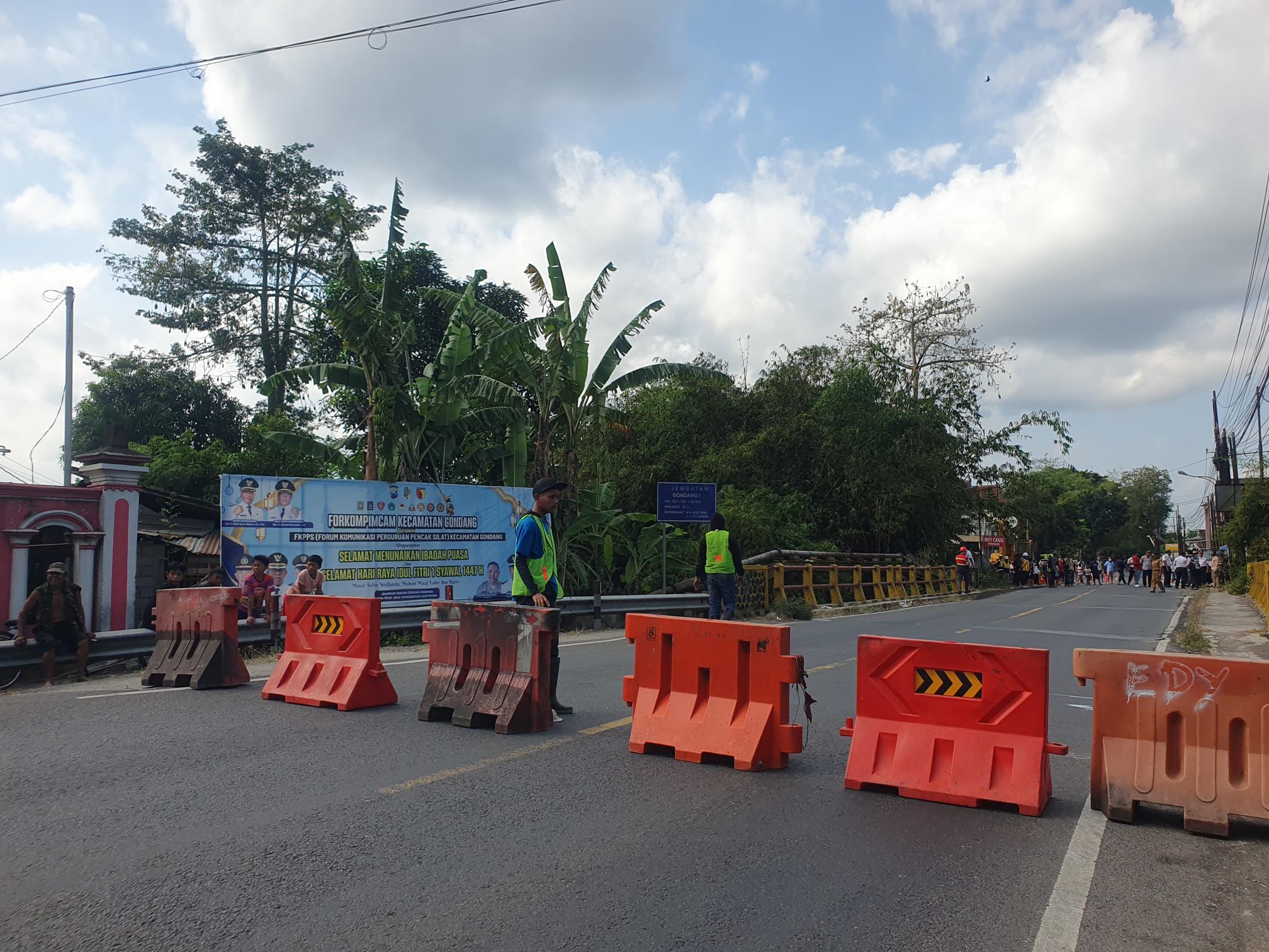 Penutupan Jembatan Gondang di jalan Nasional Tulungagung - Trenggalek yang mulai dilakukan pengerjaan pembongkaran jembatan.(foto:mochammad sholeh sirri)
