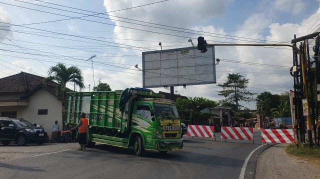 Penutupan Jembatan Gondang di jalan Nasional Tulungagung - Trenggalek yang mulai dilakukan pengerjaan pembongkaran jembatan.