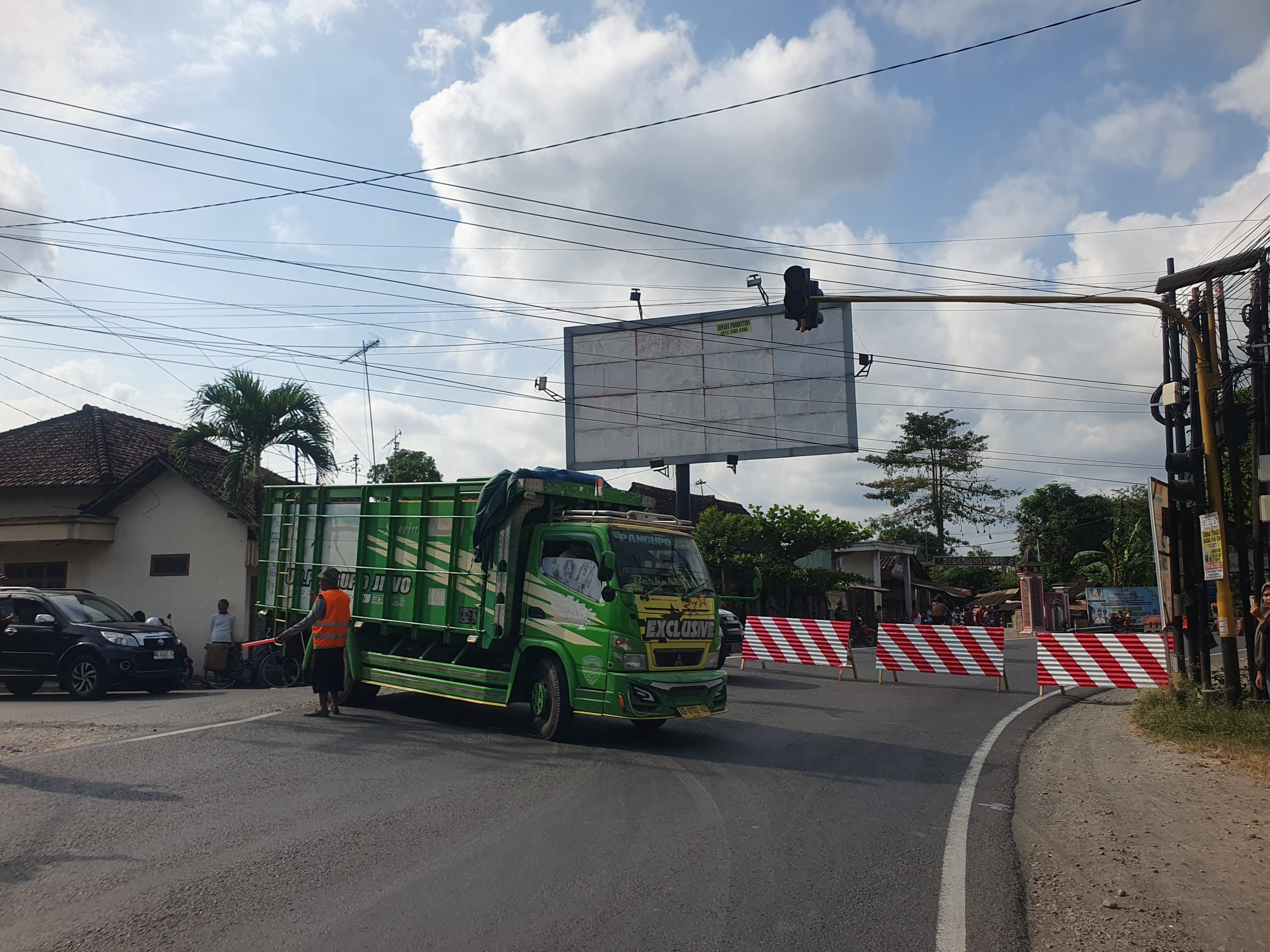 Penutupan Jembatan Gondang di jalan Nasional Tulungagung - Trenggalek yang mulai dilakukan pengerjaan pembongkaran jembatan.