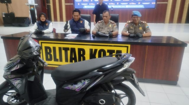 Polisi menunjukkan sepeda motor untuk dijadikan barang bukti.