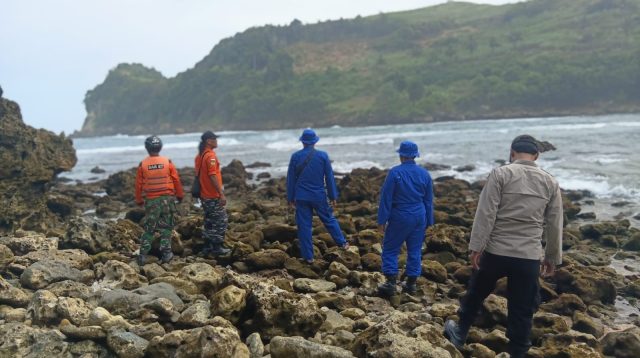 Tim gabungan saat menyisir jalur pinggir pantai atau darat di dua pantai, Pantai Umbulwaru  hingga Pantai Tambakrejo.
