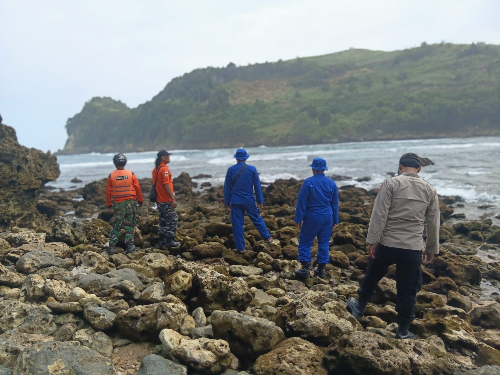 Tim gabungan saat menyisir jalur pinggir pantai atau darat di dua pantai, Pantai Umbulwaru  hingga Pantai Tambakrejo.