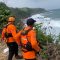 Petugas gabungan ketika menyusuri sepanjang Pantai Pangi.