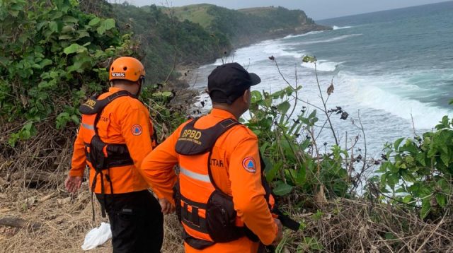 Petugas gabungan ketika menyusuri sepanjang Pantai Pangi.