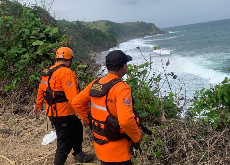 Petugas gabungan ketika menyusuri sepanjang Pantai Pangi.
