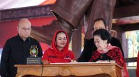 Megawati saat peresmian patung Bung Karno dan  renovasi Istana Gebang.