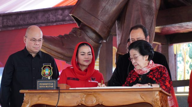 Megawati saat peresmian patung Bung Karno dan  renovasi Istana Gebang.