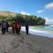 Petugas gabungan saat menyusuri bibir pantai Pangi untuk mencari keberadaan salah satu santri yang amblas ditelan ombak.