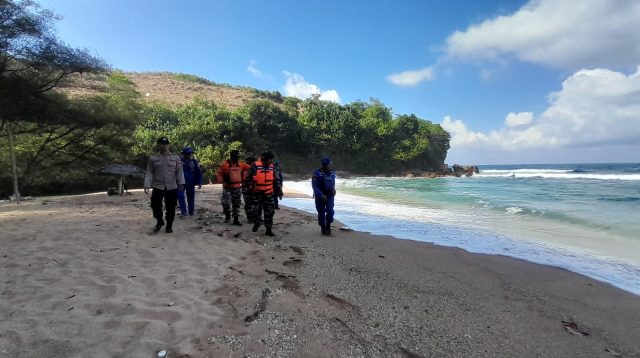 Petugas gabungan saat menyusuri bibir pantai Pangi untuk mencari keberadaan salah satu santri yang amblas ditelan ombak.