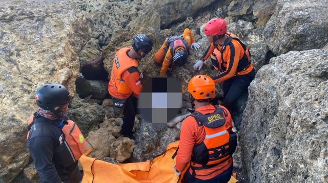 Petugas gabungan saat mengevakuasi jenazah santriwati pondok pesantren asal Kediri yang meninggal terseret ombak Pantai Pangi Blitar.