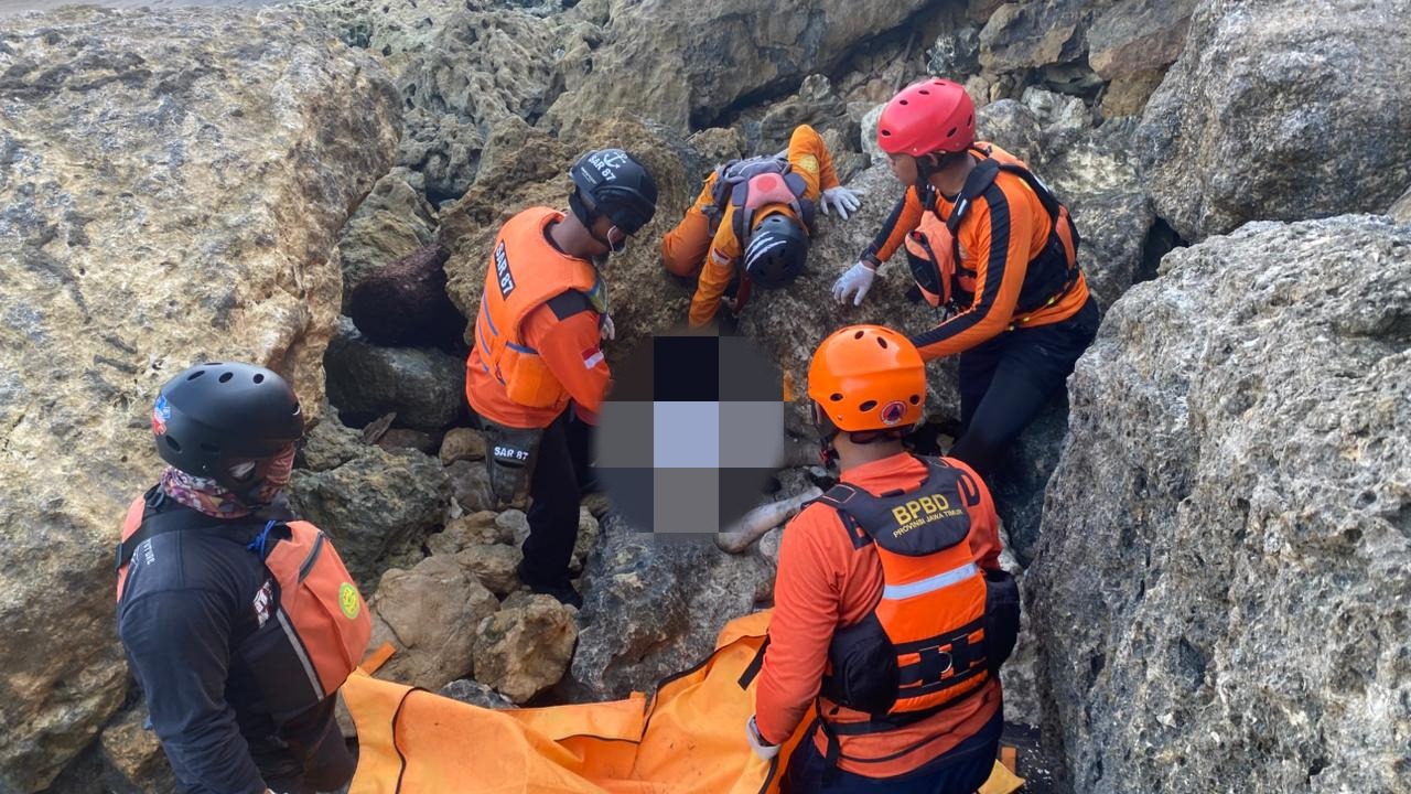 Petugas gabungan saat mengevakuasi jenazah santriwati pondok pesantren asal Kediri yang meninggal terseret ombak Pantai Pangi Blitar.