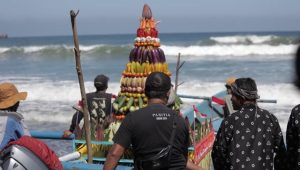 Sejumlah warga dan nelayan ketika melarung sesajen ke tengah laut di Pantai Serang, Kecamatan Panggungrejo. (foto: abdul aziz wahyudi)