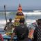 Sejumlah warga dan nelayan ketika melarung sesajen ke tengah laut di Pantai Serang, Kecamatan Panggungrejo. (foto: abdul aziz wahyudi)