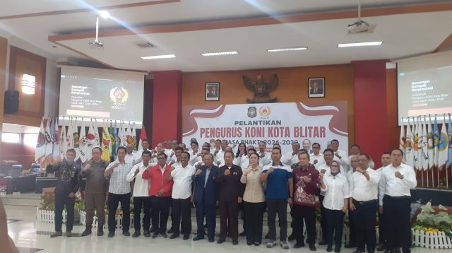 Samanhudi Anwar saat dikukuhkan.