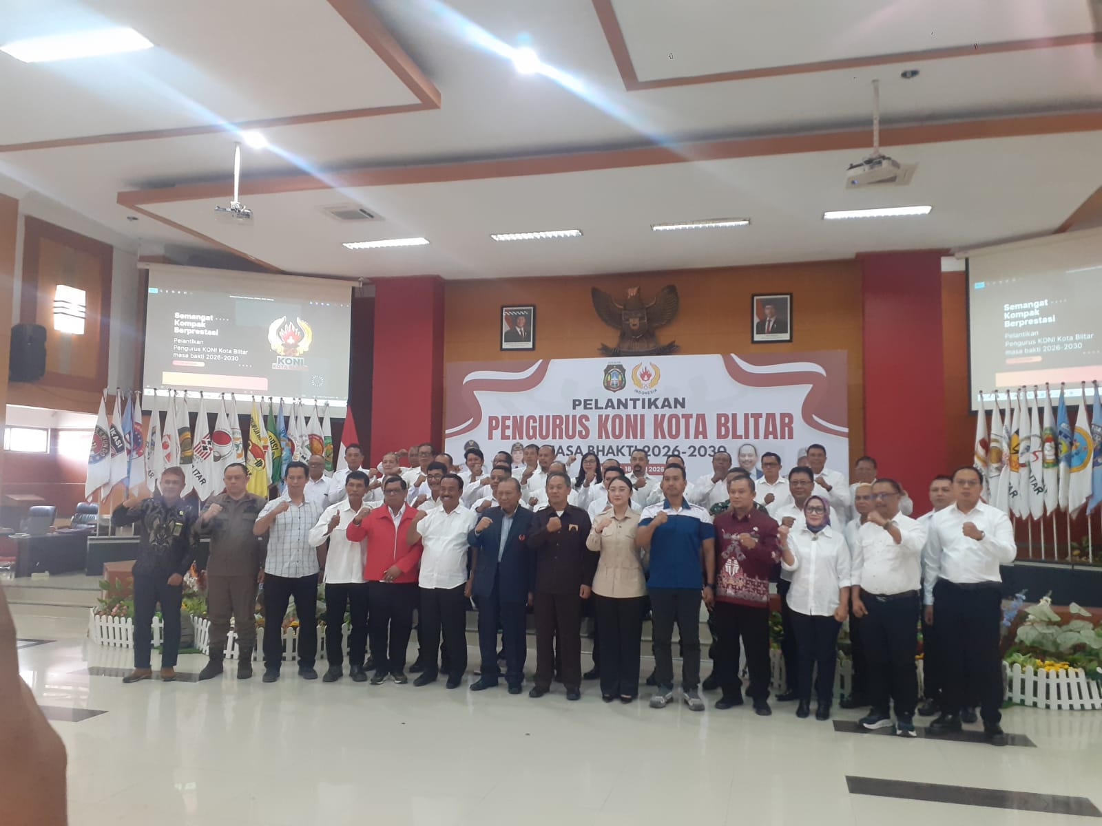 Samanhudi Anwar saat dikukuhkan.