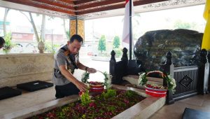  Kapolri saat ziarah ke Makam Bung Karno.