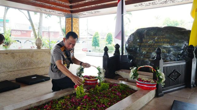  Kapolri saat ziarah ke Makam Bung Karno.